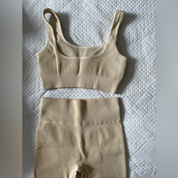 Cream workout set from Amazon - Picture 4 of 6